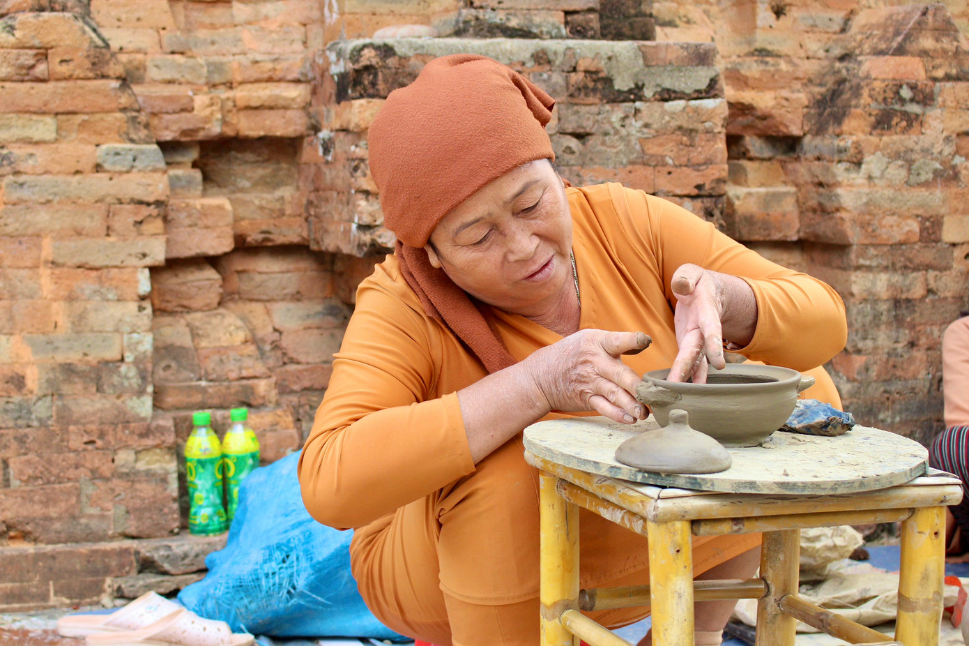 Du khách còn được theo dõi các nghệ nhân người Chăm chế tác, nhào nặn gốm bằng đôi bàn tay vô cùng tài hoa, điêu luyện. “Nghệ thuật làm gốm của người Chăm” đã được UNESCO ghi danh vào danh sách "di sản văn hóa phi vật thể cần bảo vệ khẩn cấp".