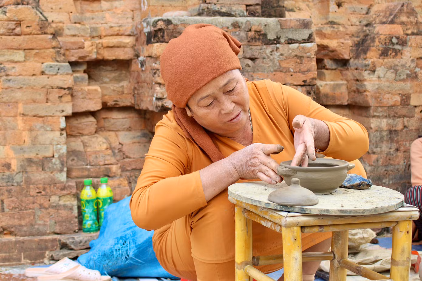 Du khách còn được theo dõi các nghệ nhân người Chăm chế tác, nhào nặn gốm bằng đôi bàn tay vô cùng tài hoa, điêu luyện. “Nghệ thuật làm gốm của người Chăm” đã được UNESCO ghi danh vào danh sách "di sản văn hóa phi vật thể cần bảo vệ khẩn cấp".