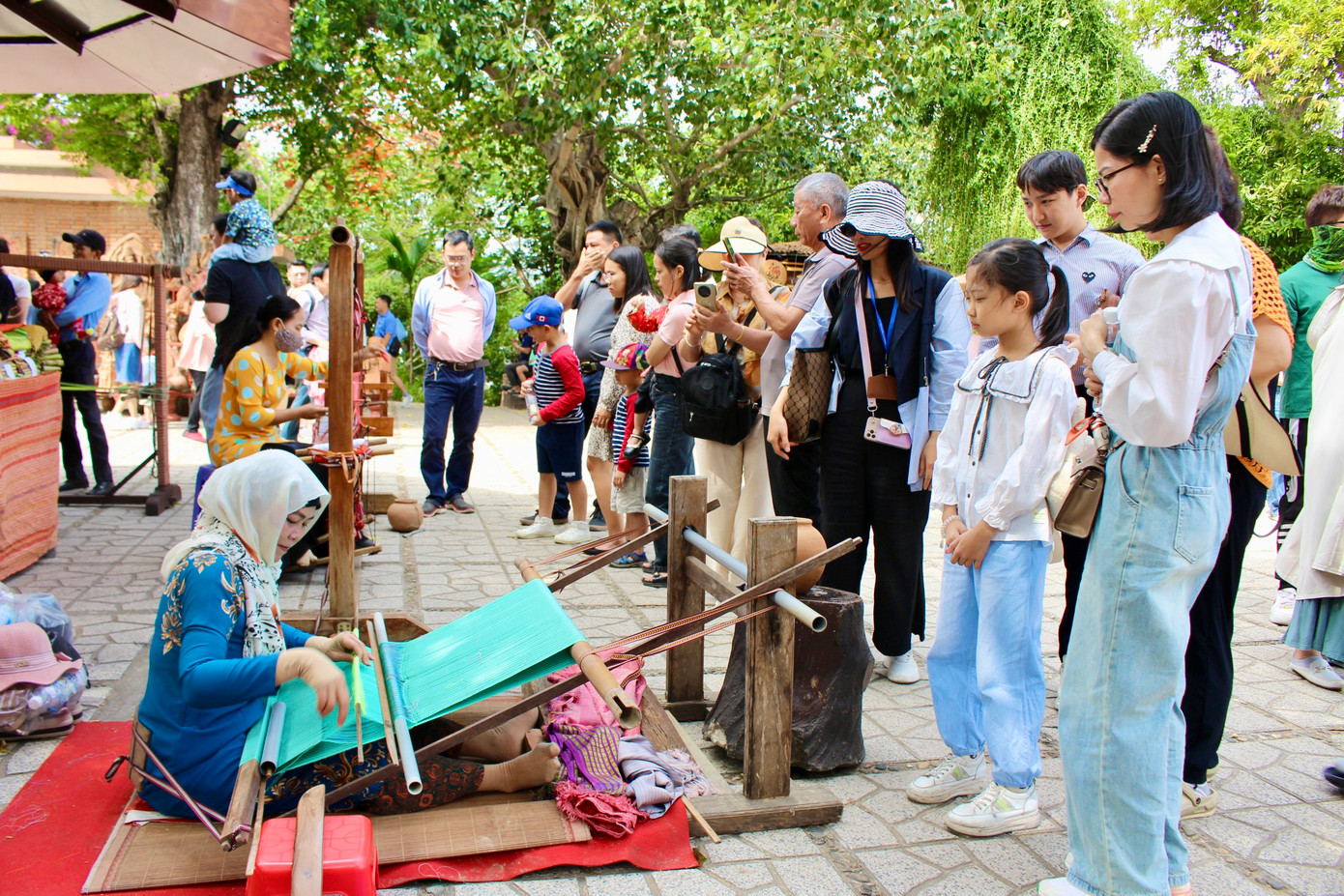 Du khách mê mẩn khi được tận mắt chiêm ngưỡng nghề dệt thổ cẩm của đồng bào Chăm. Từ bàn tay khéo léo của người thợ dệt, những sợi chỉ nhỏ li ti dần biến thành những mảnh thổ cẩm có hồn với màu sắc rực rỡ, hoa văn tinh xảo. Điểm độc đáo là mỗi tấm thổ cẩm đều có những nét riêng cho dù được dệt bởi cùng một nghệ nhân.