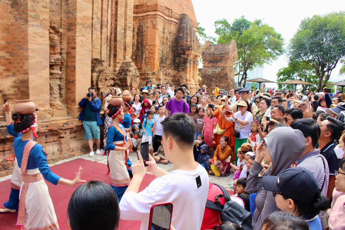 Tháp Bà Ponagar là một trong những điểm thu hút du khách khi đến với Nha Trang - Khánh Hòa.