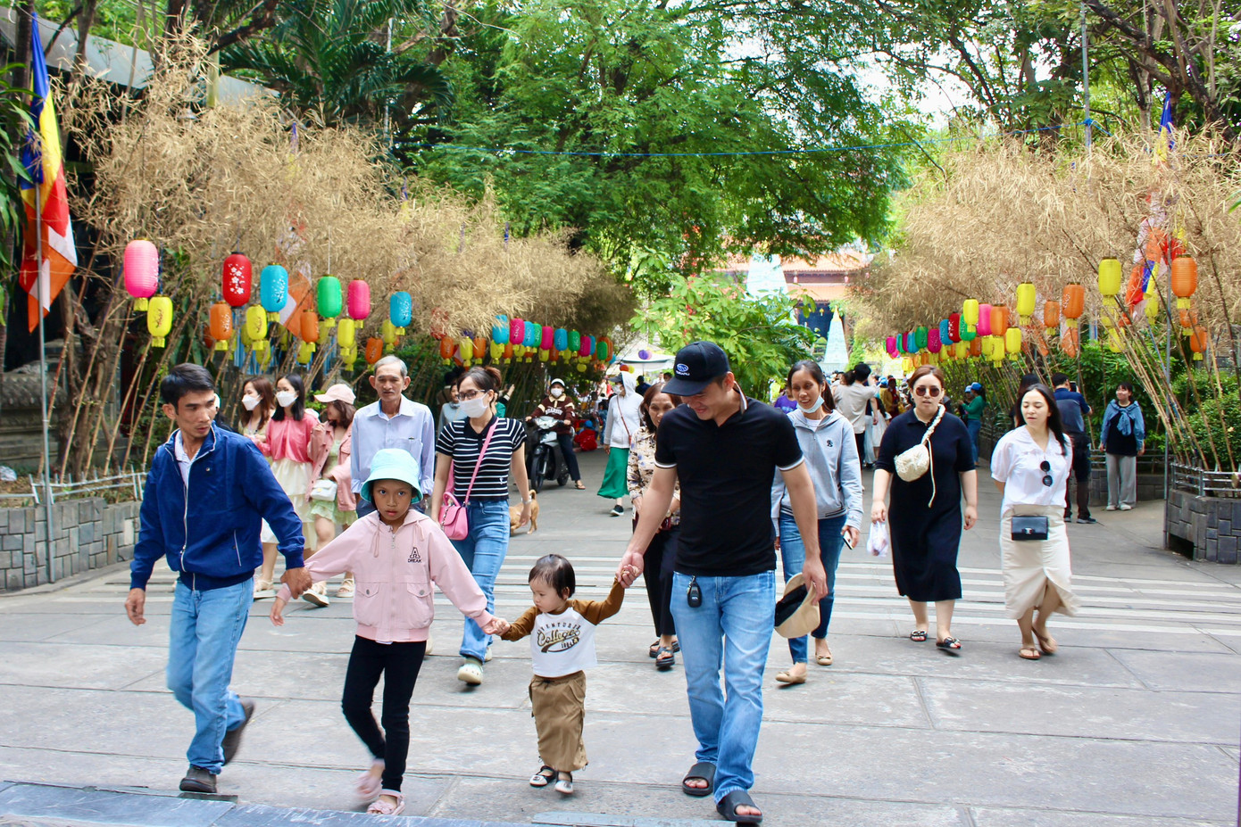 Người dân và du khách đến chùa Long Sơn cầu bình an cho năm mới. Người dân và du khách đến chùa Long Sơn cầu bình an cho năm mới.