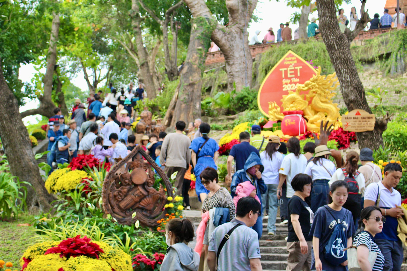 Hàng ngàn người nối đuôi nhau bước trên những bậc thang bằng đá kéo dài tiến lên khu vực các tháp.