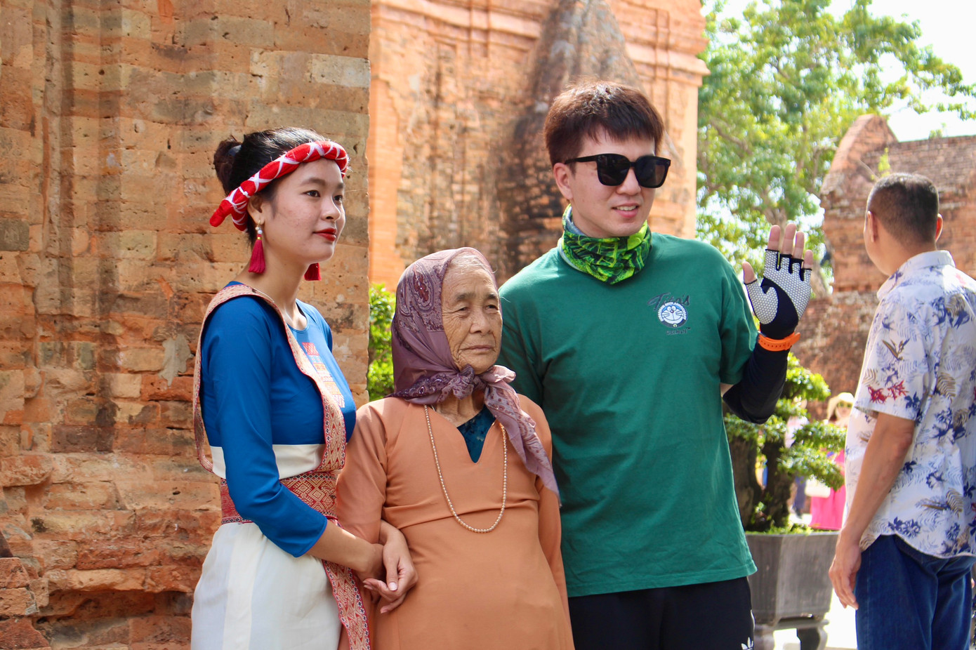 Quá ngưỡng mộ với nghệ thuật làm gốm độc đáo, một du khách người Hàn Quốc đã chụp hình với nghệ nhân làm gốm để lưu giữ kỉ niệm hiếm có này.