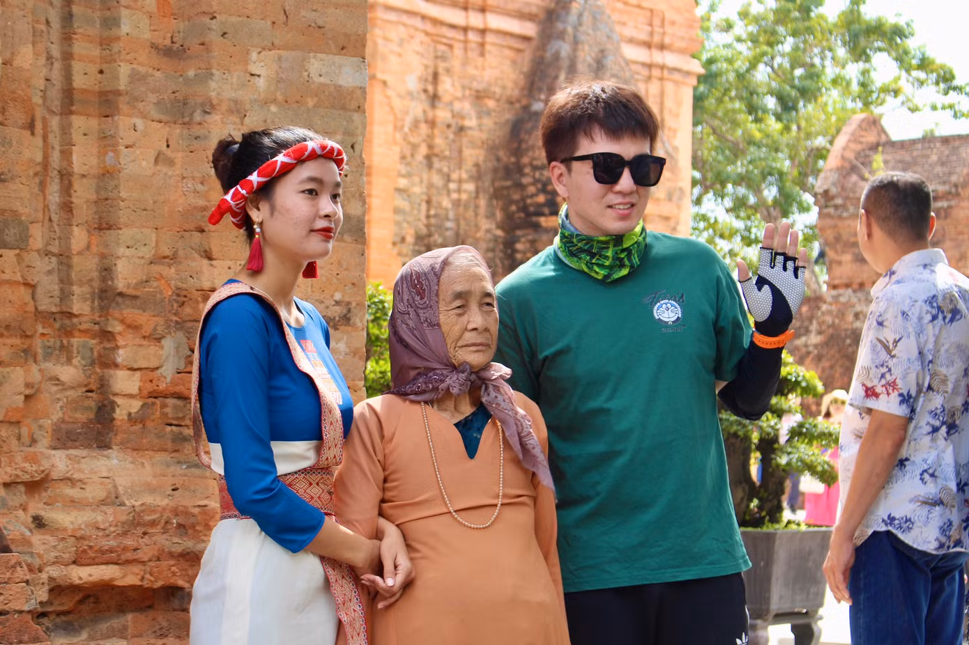 Quá ngưỡng mộ với nghệ thuật làm gốm độc đáo, một du khách người Hàn Quốc đã chụp hình với nghệ nhân làm gốm để lưu giữ kỉ niệm hiếm có này.
