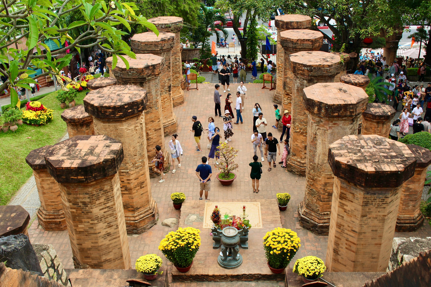 Dịp Tết Nguyên đán Giáp Thìn, khu di tích Tháp Bà Ponagar đã tăng thời gian mở cửa phục vụ nhu cầu tham quan và đi lễ của người dân và du khách đầu năm mới, miễn phí vé tham quan cho người dân Khánh Hòa.