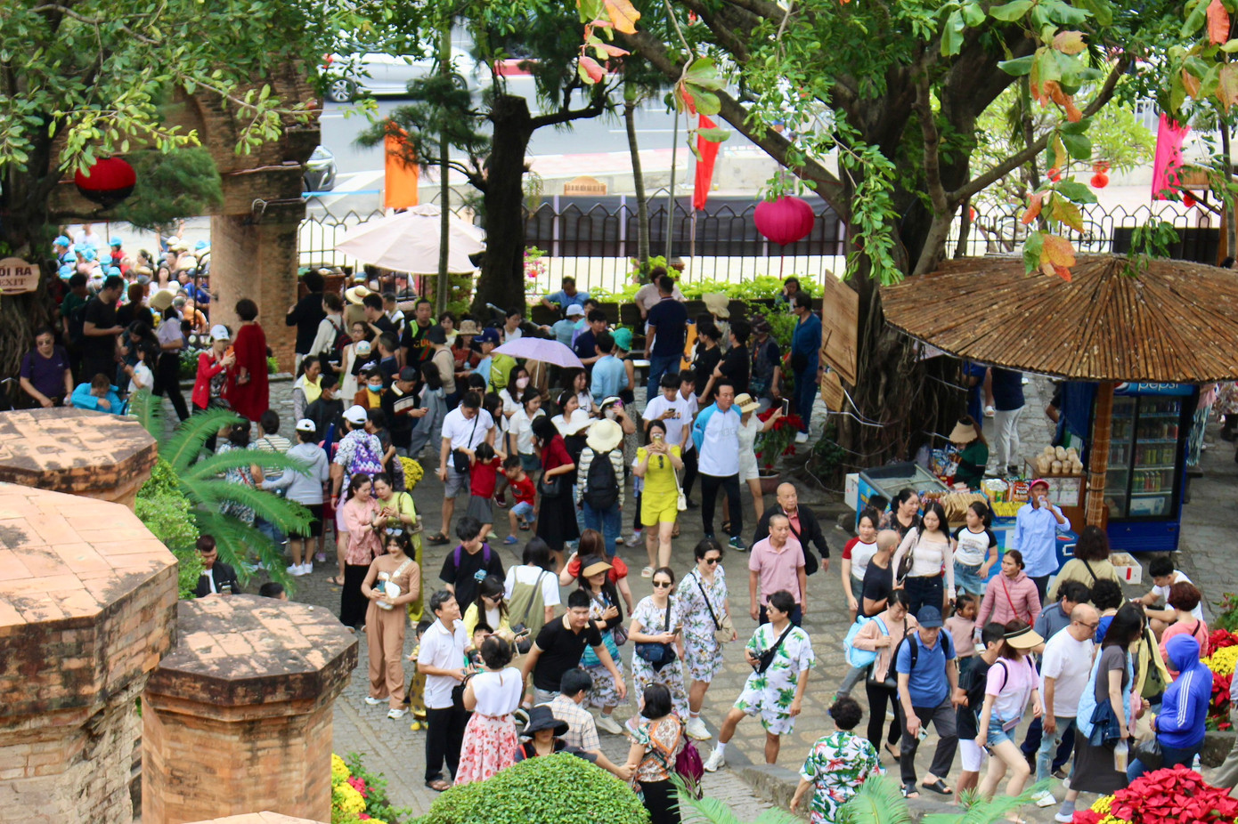 Hàng ngàn du khách tham quan Tháp bà Ponagar.