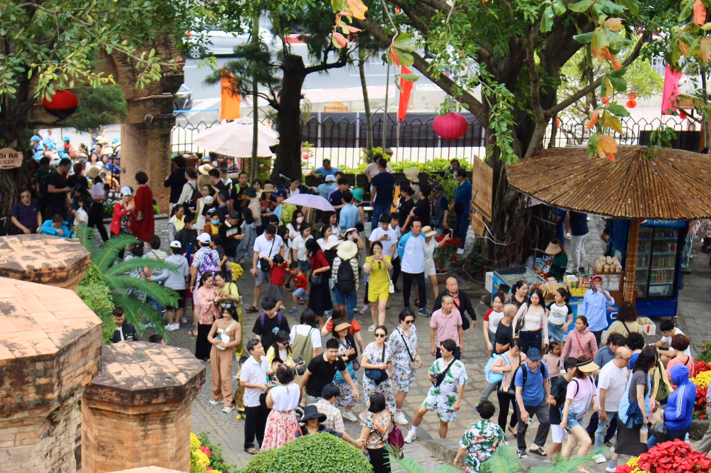 Mỗi ngày Tháp Bà Ponagar đón hàng ngàn lượt khách tham quan.