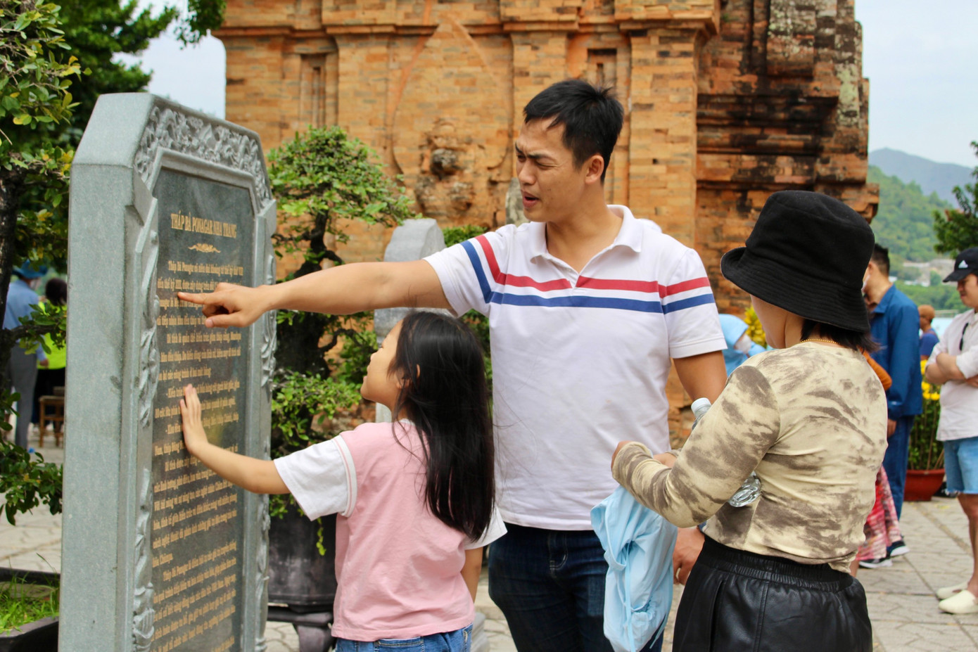 Anh Hoàng Văn Nghĩa (du khách đến từ TP HCM) chia sẻ: “Quá tuyệt vời, Tháp Bà Ponagar là điểm du lịch không thể bỏ qua khi đến với Nha Trang. Nơi đây có thật nhiều hoạt động thú vị để chúng tôi tìm hiểu về văn hóa của người Chăm. Tôi và gia đình cũng chưa từng được thấy nét kiến trúc độc đáo như thế này bao giờ nên rất thích”.