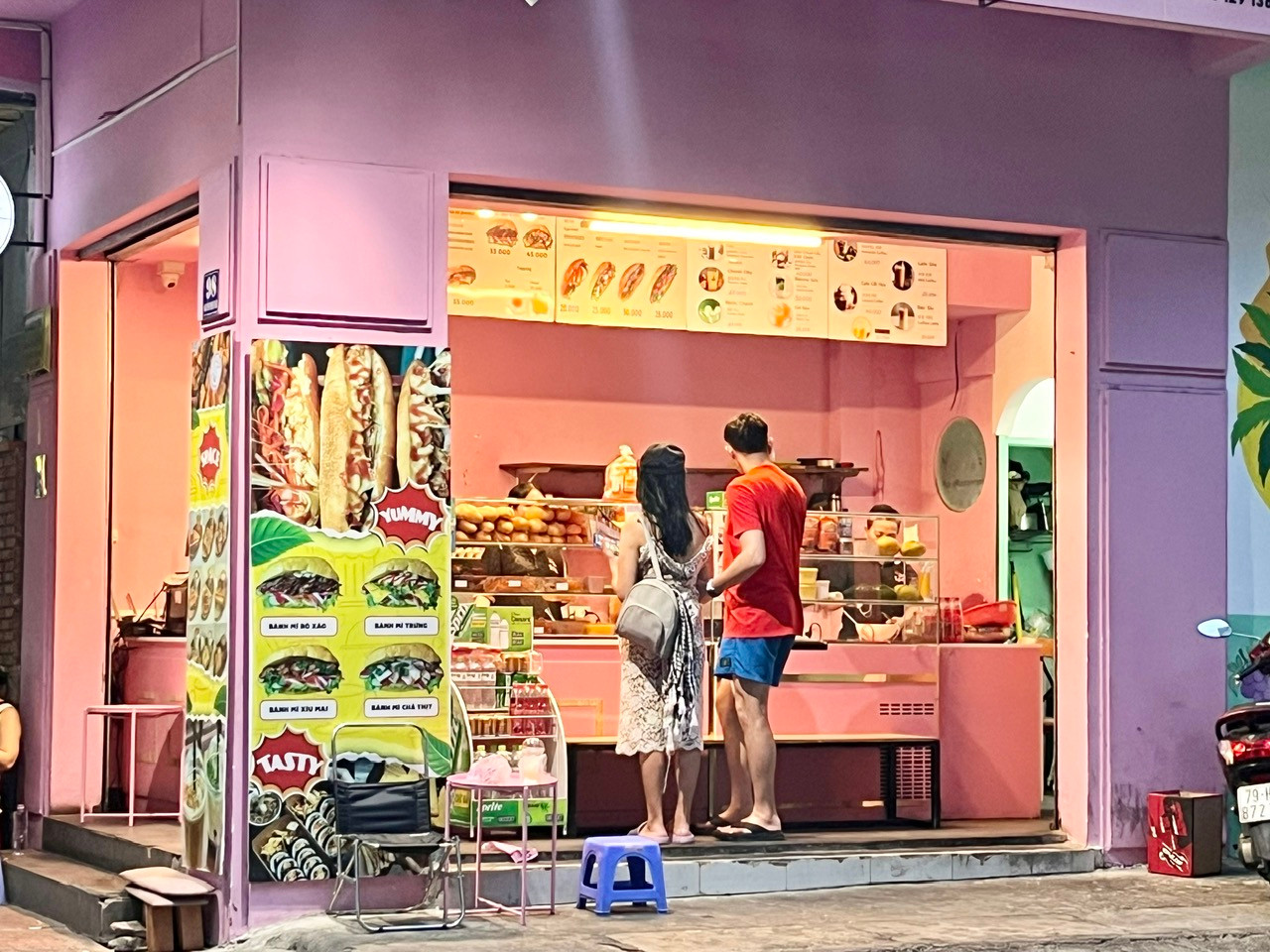 Cơ quan chức năng phát hiện nhiều mẫu rau trong bánh mì ở Nha Trang dương tính với dư lượng thuốc bảo vệ thực vật.