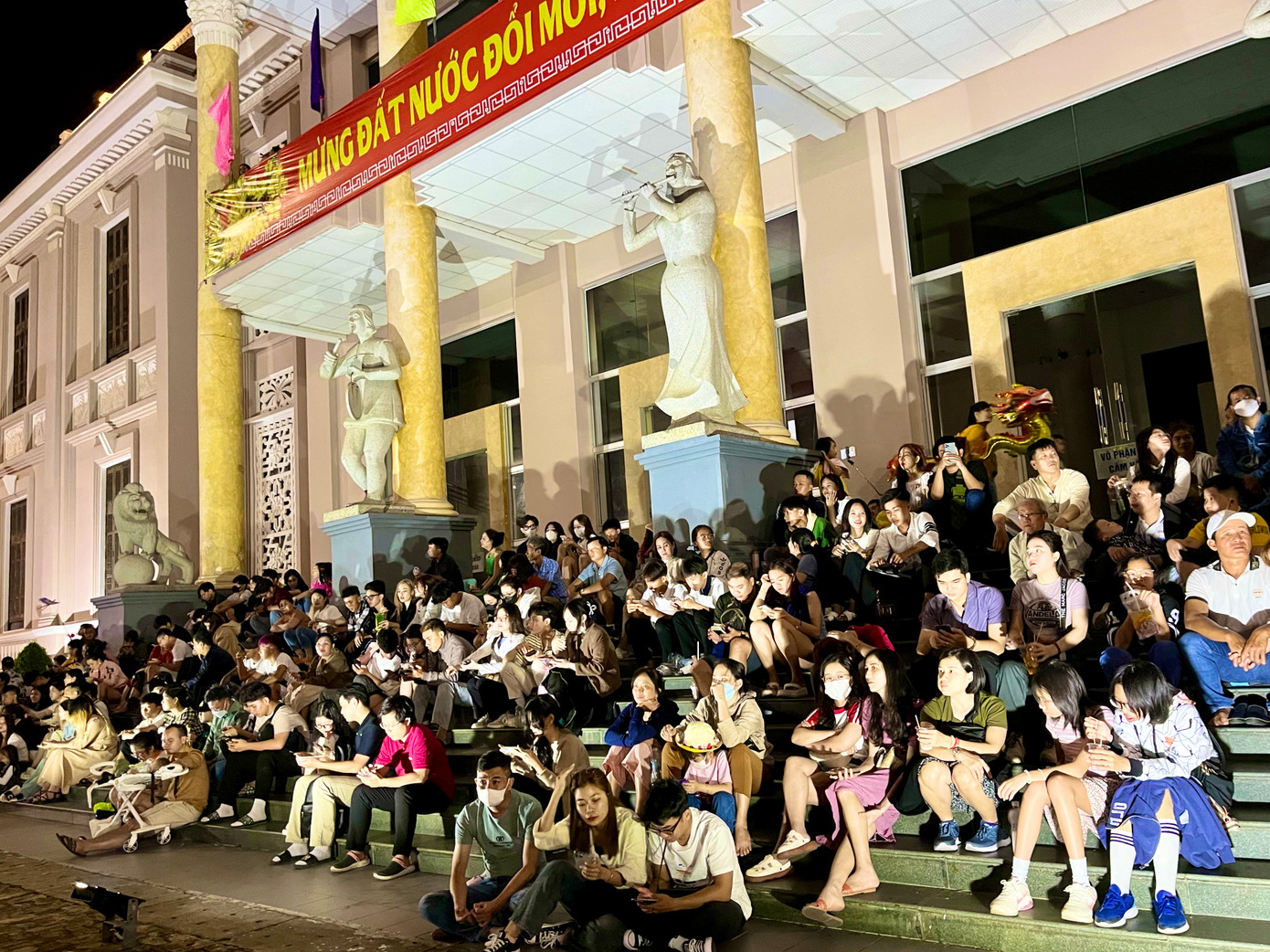 Theo UBND tỉnh Khánh Hòa, đêm giao thừa Tết Giáp Thìn, địa phương tổ chức bắn pháo hoa đón năm mới tại Quảng trường 2/4 vào đúng thời khắc giao thừa với thời lượng 15 phút. Theo UBND tỉnh Khánh Hòa, đêm giao thừa Tết Giáp Thìn, địa phương tổ chức bắn pháo hoa đón năm mới tại Quảng trường 2/4 vào đúng thời khắc giao thừa với thời lượng 15 phút.