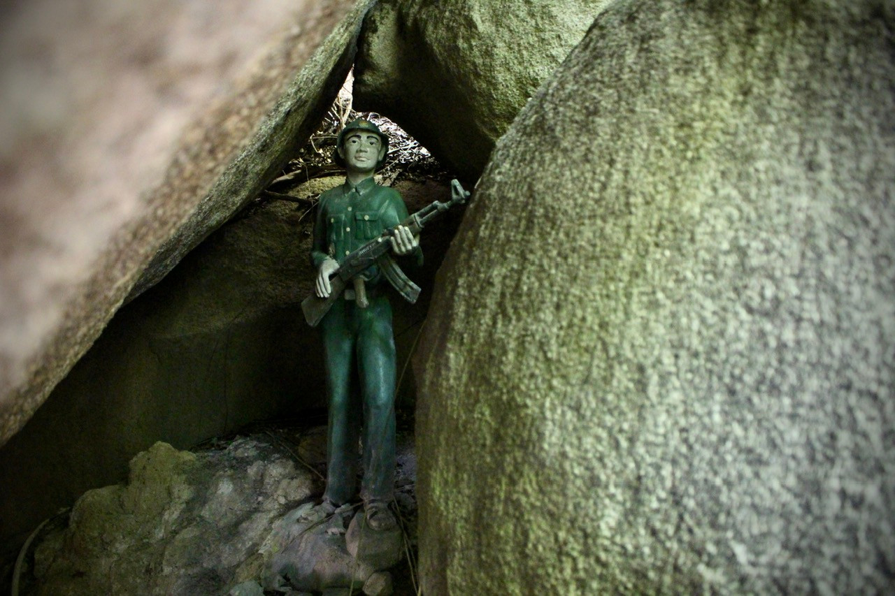 Nơi đây có cấu tạo độc đáo là một dãy liên hoàn của hàng ngàn viên đá tảng tạo nên những hang động hay còn gọi là “gộp đá” để che chở cho các chiến sĩ cách mạng.