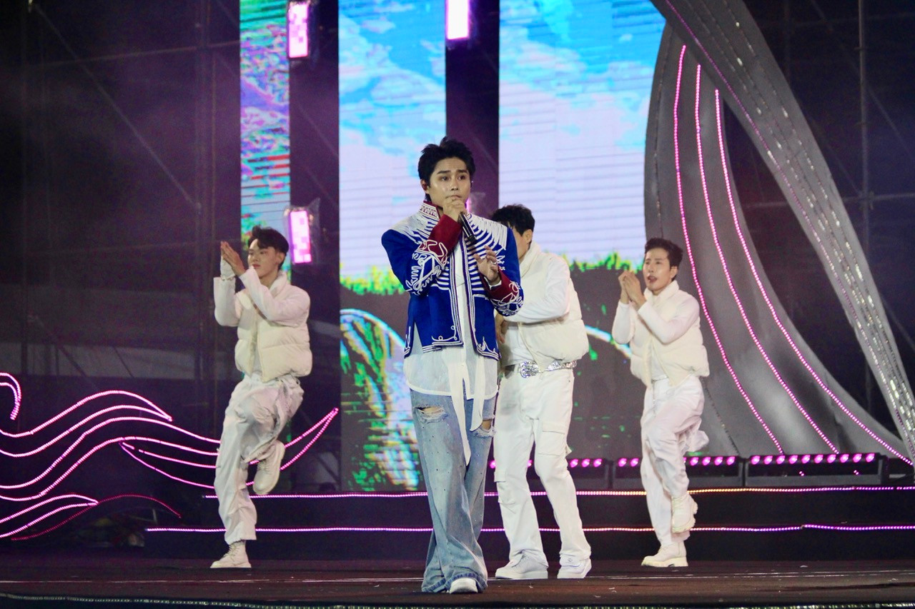 Chương trình còn có sự góp mặt của các ca sĩ, nghệ sĩ nổi tiếng trong nước như: Đàm Vĩnh Hưng, Văn Mai Hương, Tăng Duy Tân…