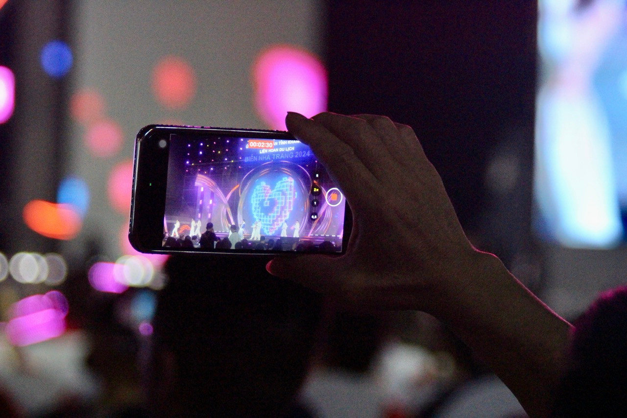 Liên hoan du lịch biển Nha Trang 2024 diễn ra từ ngày 13-16/6 với gần 200 gian hàng giới thiệu, quảng bá các sản phẩm du lịch, thương mại, ẩm thực với không gian hoạt động mở, cùng chuỗi các hoạt động, sự kiện diễn ra xuyên suốt như: Cuộc thi nhảy “Hipfest Summer 2024”, trình diễn thời trang bikini “Ocean Muse”; liên hoan khiêu vũ, dân vũ và ca múa nhạc; chương trình biểu diễn nhạc cụ dân tộc…