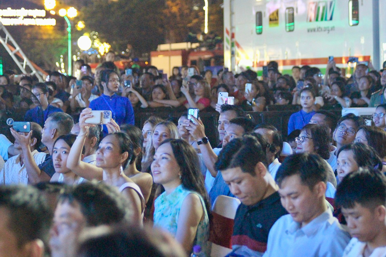 Tối 13/6, Liên hoan du lịch biển Nha Trang 2024 với chủ đề “Vịnh ngọc Nha Trang bừng sáng” đã khai mạc tại quảng trường 2/4, TP Nha Trang, tỉnh Khánh Hòa.