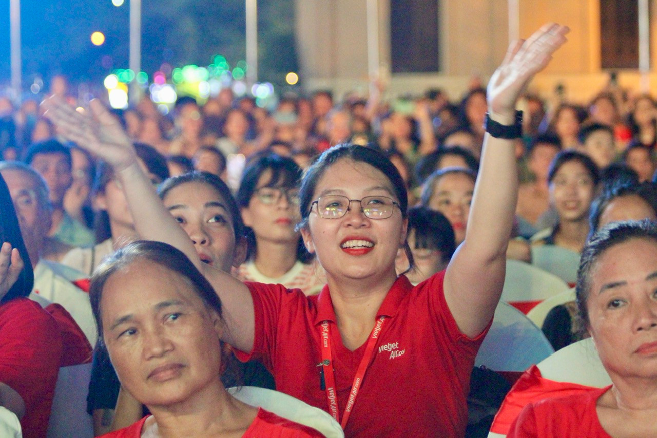 Nhiều người còn hòa theo cảm xúc cùng những nghệ sĩ trên sân khấu.