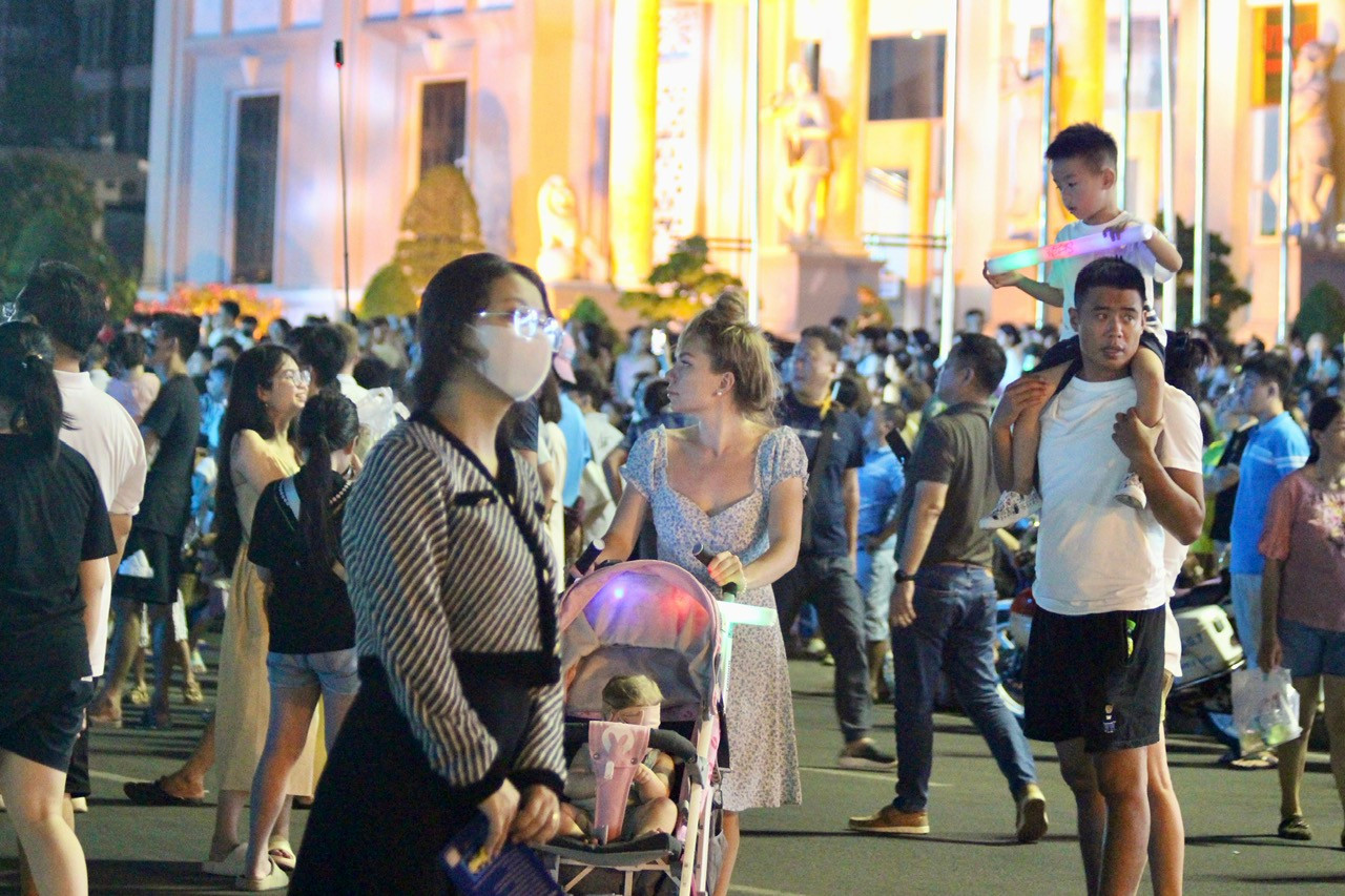 Dù 20h chương trình mới bắt đầu, nhưng ngàn người dân và du khách đã tập trung từ sớm để tìm vị trí đẹp thưởng thức các tiết mục.