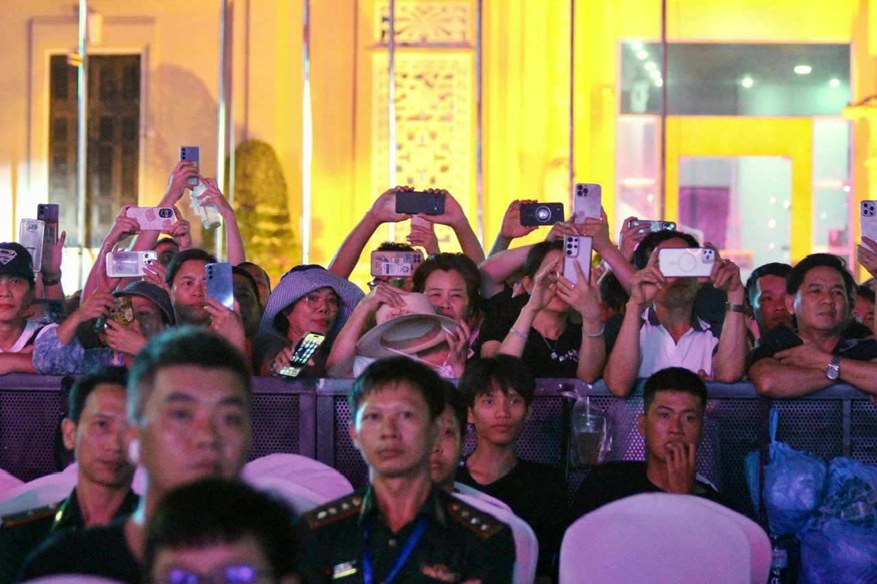 Người dân và du khách say mê theo dõi chương trình nghệ thuật được dàn dựng công phu.