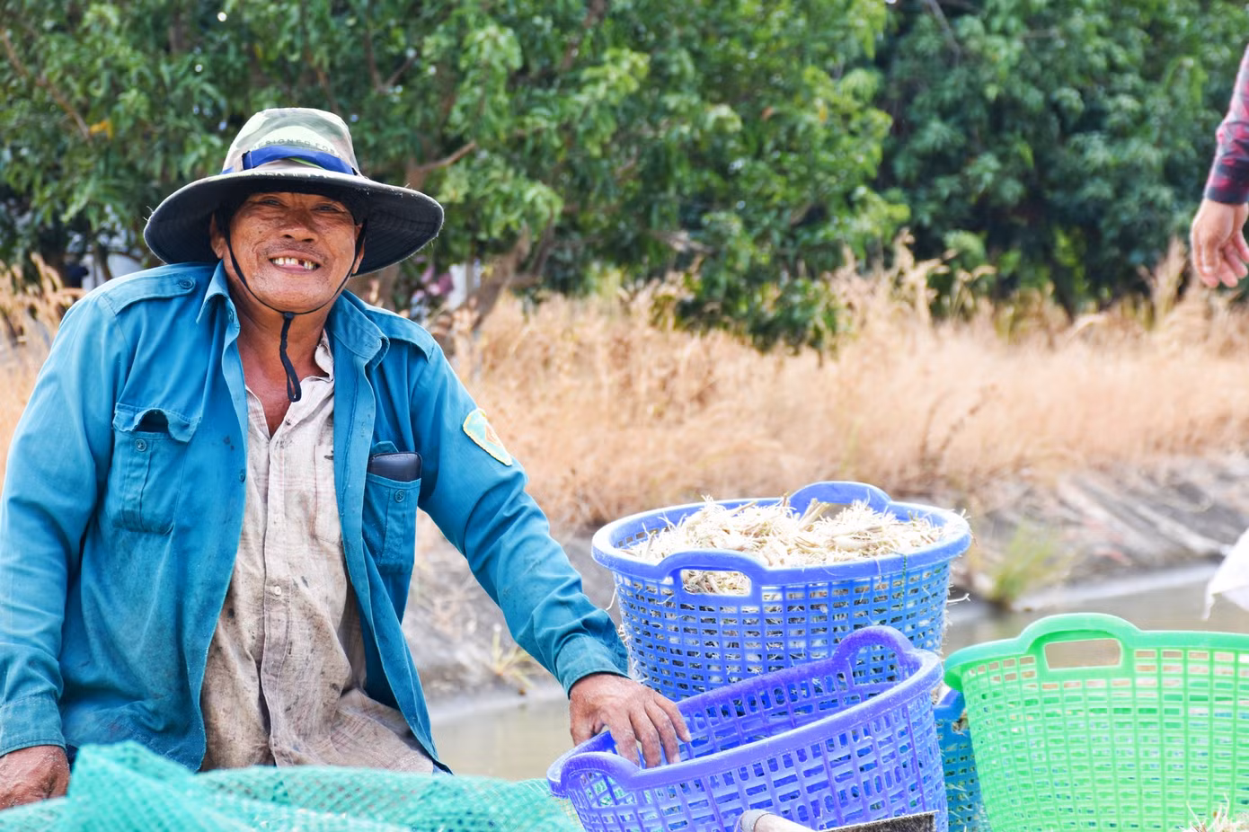 Theo ông Võ Văn Thái (huyện Cam Lâm), người nông dân làm các công việc tại đây liên tục từ 2h sáng đến 10h trưa hằng ngày. “Dù vất vả nhưng trung bình mỗi ngày chúng tôi kiếm được khoảng 300.000 - 500.000 đồng, cũng có chút ít sắm sửa dịp Tết nên mọi người đều rất vui vẻ làm”, ông Thái chia sẻ. Theo ông Võ Văn Thái (huyện Cam Lâm), người nông dân làm các công việc tại đây liên tục từ 2h sáng đến 10h trưa hằng ngày. “Dù vất vả nhưng trung bình mỗi ngày chúng tôi kiếm được khoảng 300.000 - 500.000 đồng, cũng có chút ít sắm sửa dịp Tết nên mọi người đều rất vui vẻ làm”, ông Thái chia sẻ.