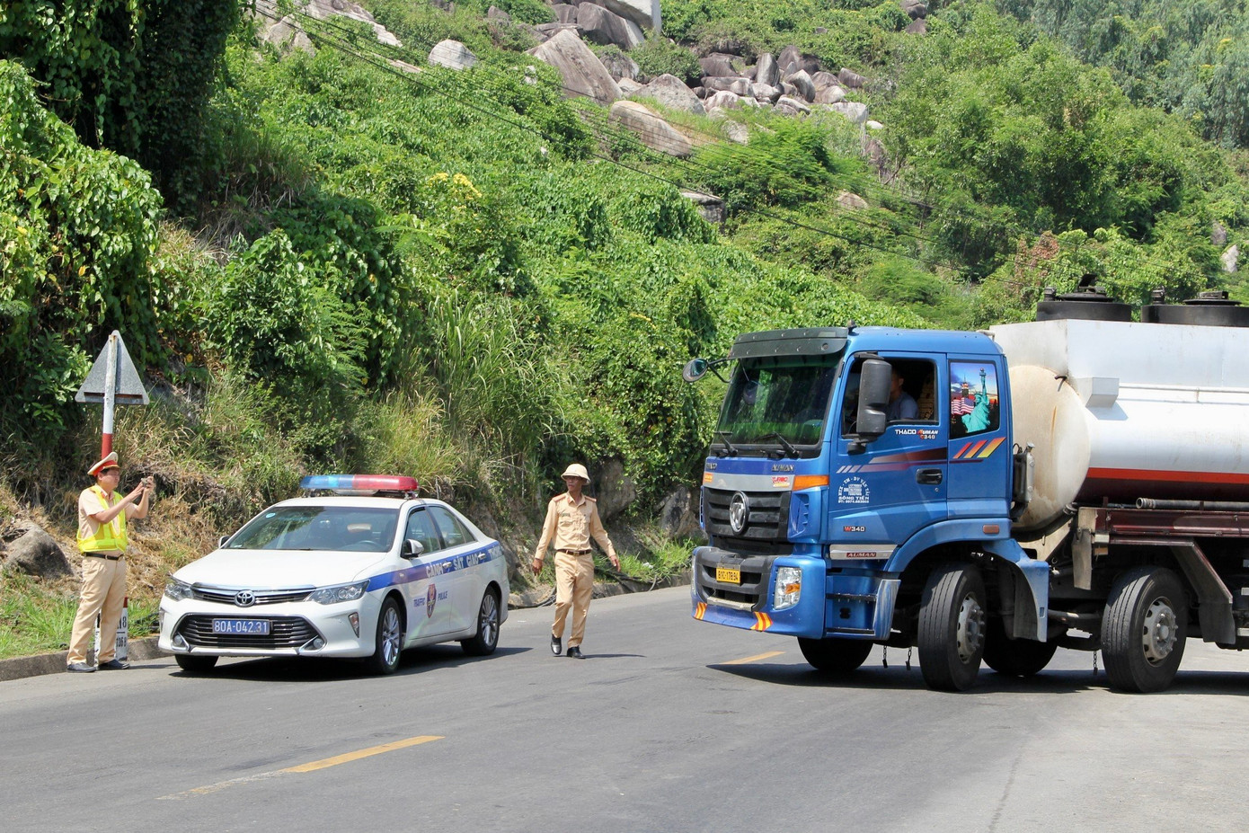 Công an 2 tỉnh Khánh Hòa và Phú Yên đã phối hợp điều tiết giao thông, cấm các phương tiện (trừ xe 2 bánh) lưu thông qua đèo Cả để hạn chế rung chấn, ảnh hưởng đến an toàn cho công nhân thi công trong hầm.