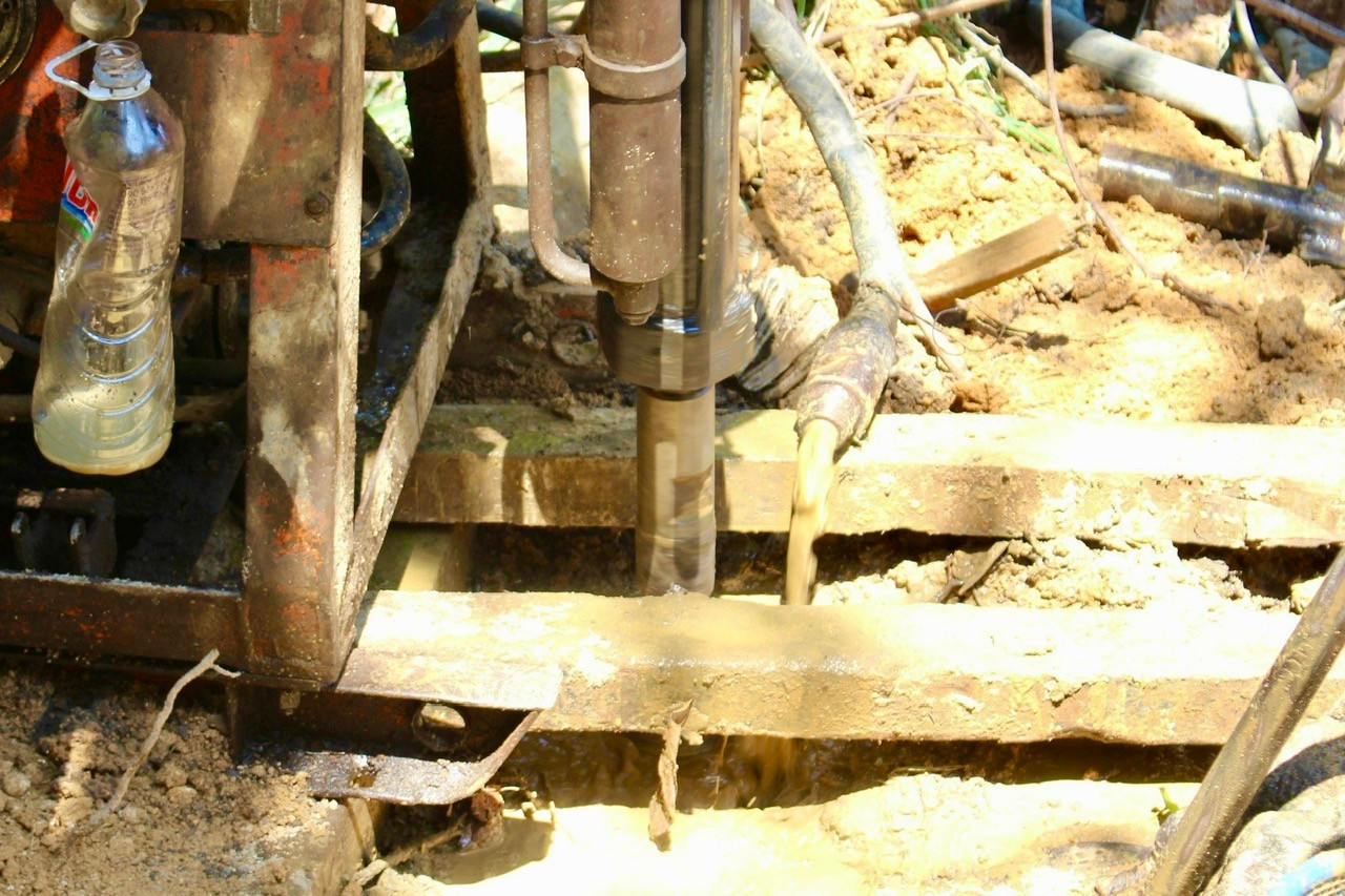 Trong quá trình khoan, các công nhân phải liên tục đổ nước để làm mát mũi khoan.