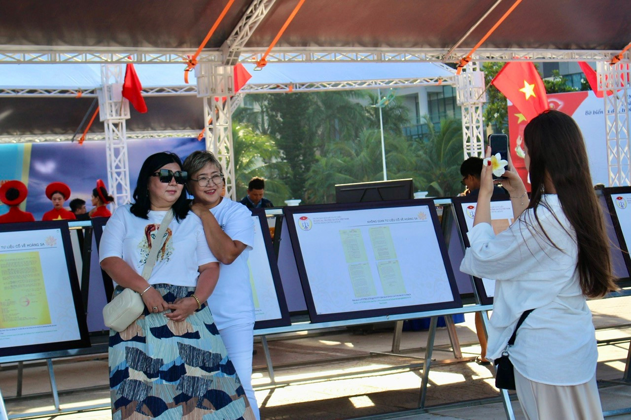 Đông đảo du khách, người dân, học sinh, sinh viên tham quan triển lãm.