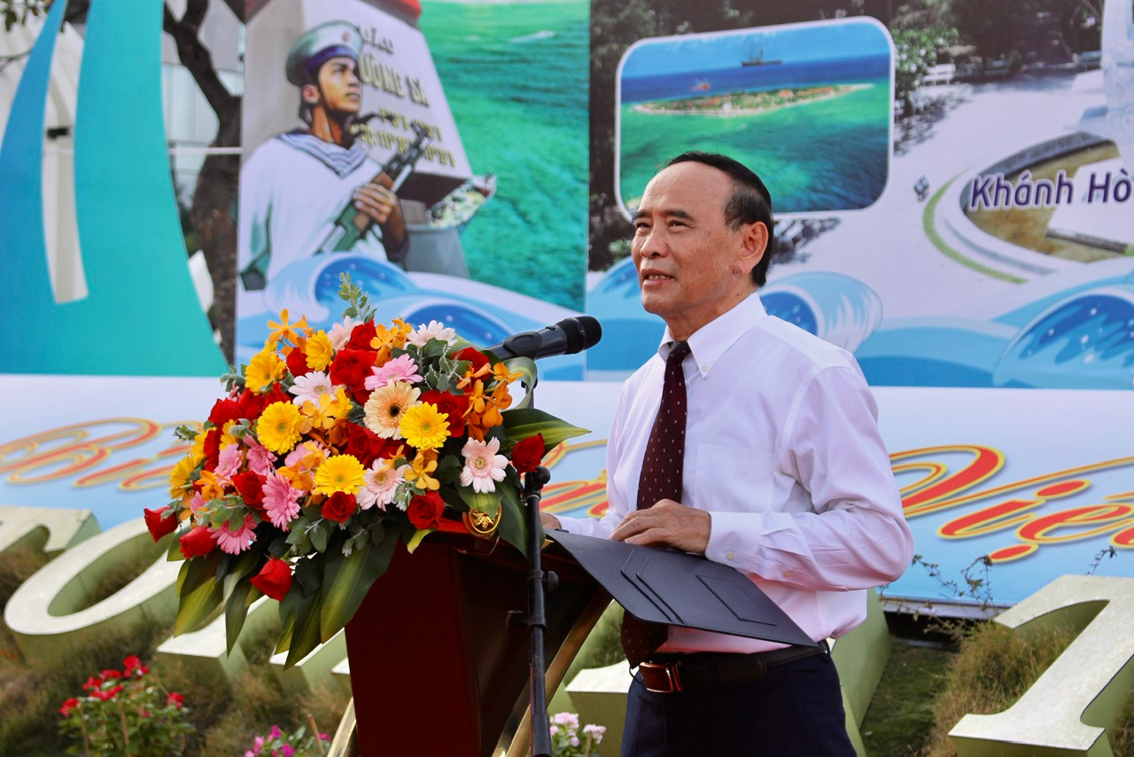 Ông Nguyễn Văn Quyền - Chủ tịch Hội Luật gia Việt Nam - chia sẻ qua tuần lễ trưng bày, ban tổ chức hy vọng giới luật gia nói riêng và người xem triển lãm nói chung, đặc biệt là giới trẻ, đoàn viên thanh niên, học sinh, sinh viên của TP Nha Trang có dịp hiểu sâu sắc hơn về sự quan tâm của lãnh đạo Đảng, Nhà nước đối với biển đảo quê hương.