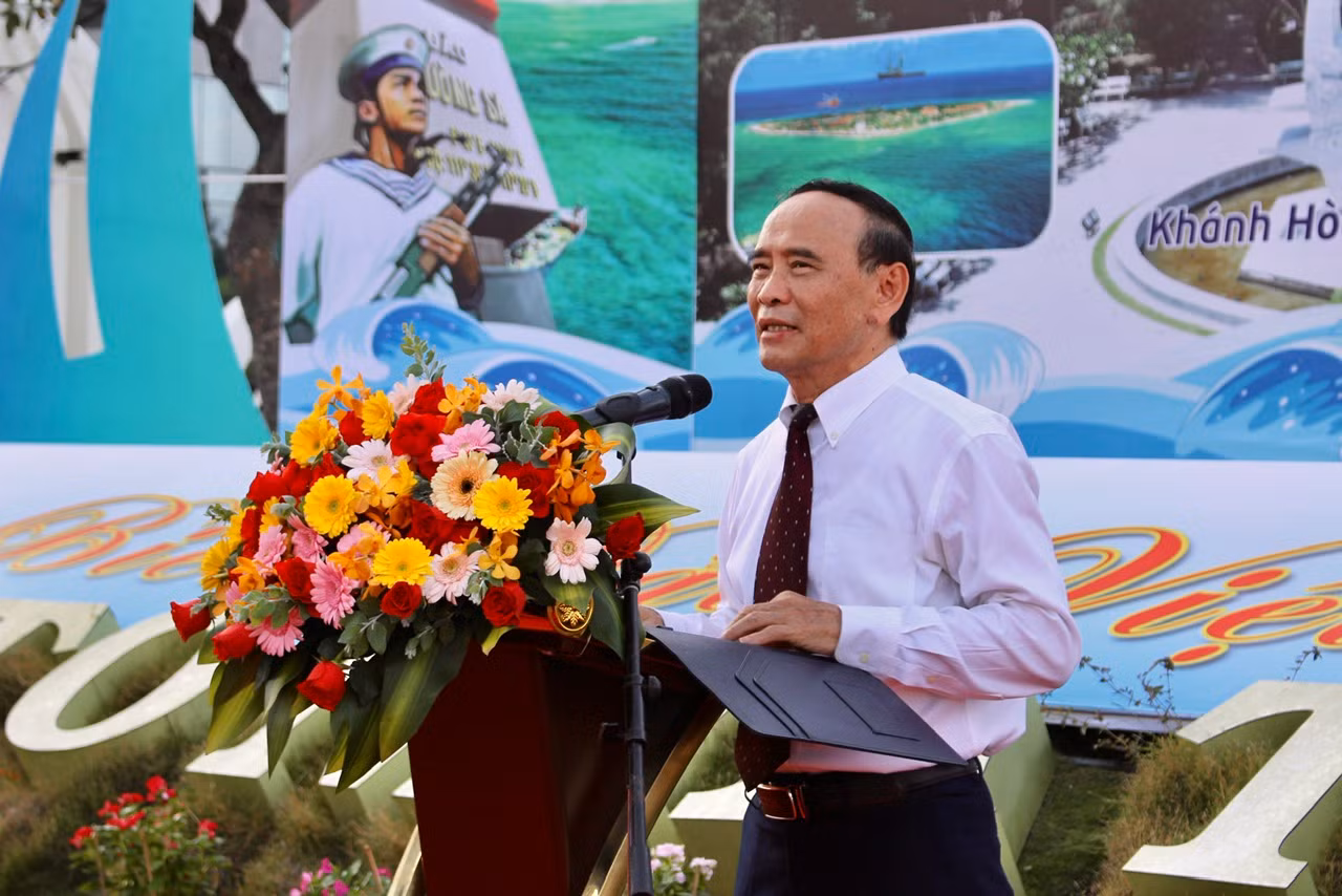 Ông Nguyễn Văn Quyền - Chủ tịch Hội Luật gia Việt Nam - chia sẻ qua tuần lễ trưng bày, ban tổ chức hy vọng giới luật gia nói riêng và người xem triển lãm nói chung, đặc biệt là giới trẻ, đoàn viên thanh niên, học sinh, sinh viên của TP Nha Trang có dịp hiểu sâu sắc hơn về sự quan tâm của lãnh đạo Đảng, Nhà nước đối với biển đảo quê hương.