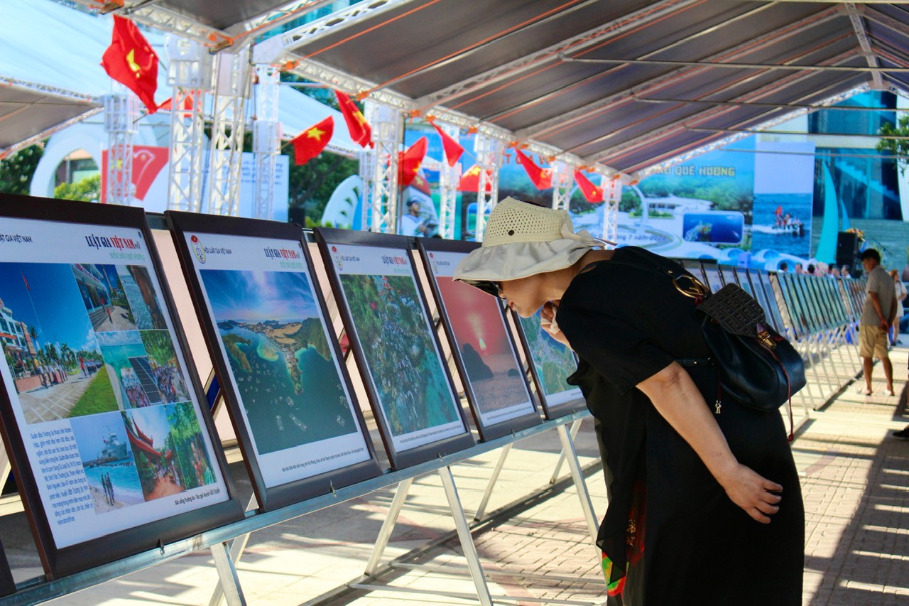 Các tác phẩm được trưng bày đã thể hiện góc tiếp cận phong phú, đa dạng về cách nhìn, cách biểu đạt, phản ánh sinh động về chủ đề biển đảo quê hương.