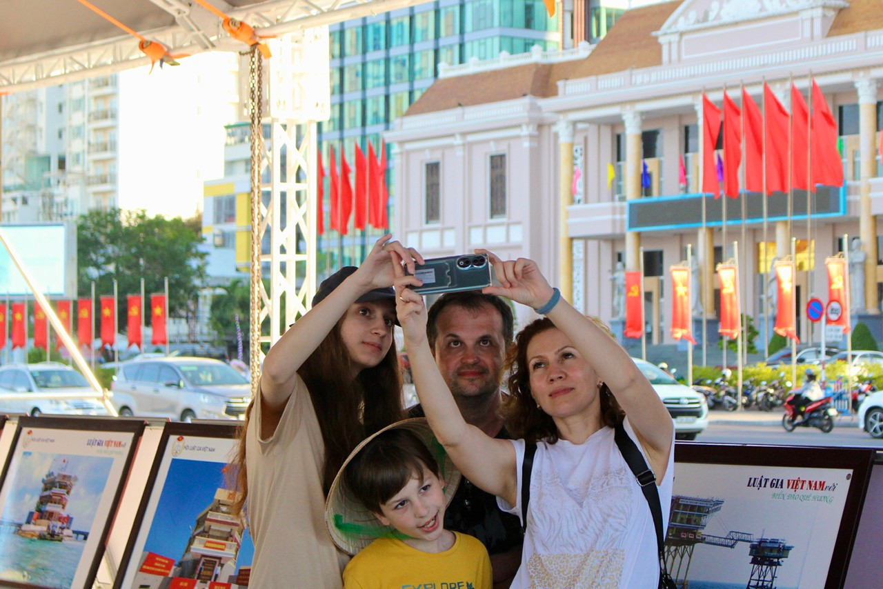 Tuần lễ trưng bày ảnh được diễn ra tại Quảng trường 2/4, TP Nha Trang và mở cửa tham quan miễn phí cũng là dịp lan tỏa vẻ đẹp của biển đảo Việt Nam đến du khách quốc tế.