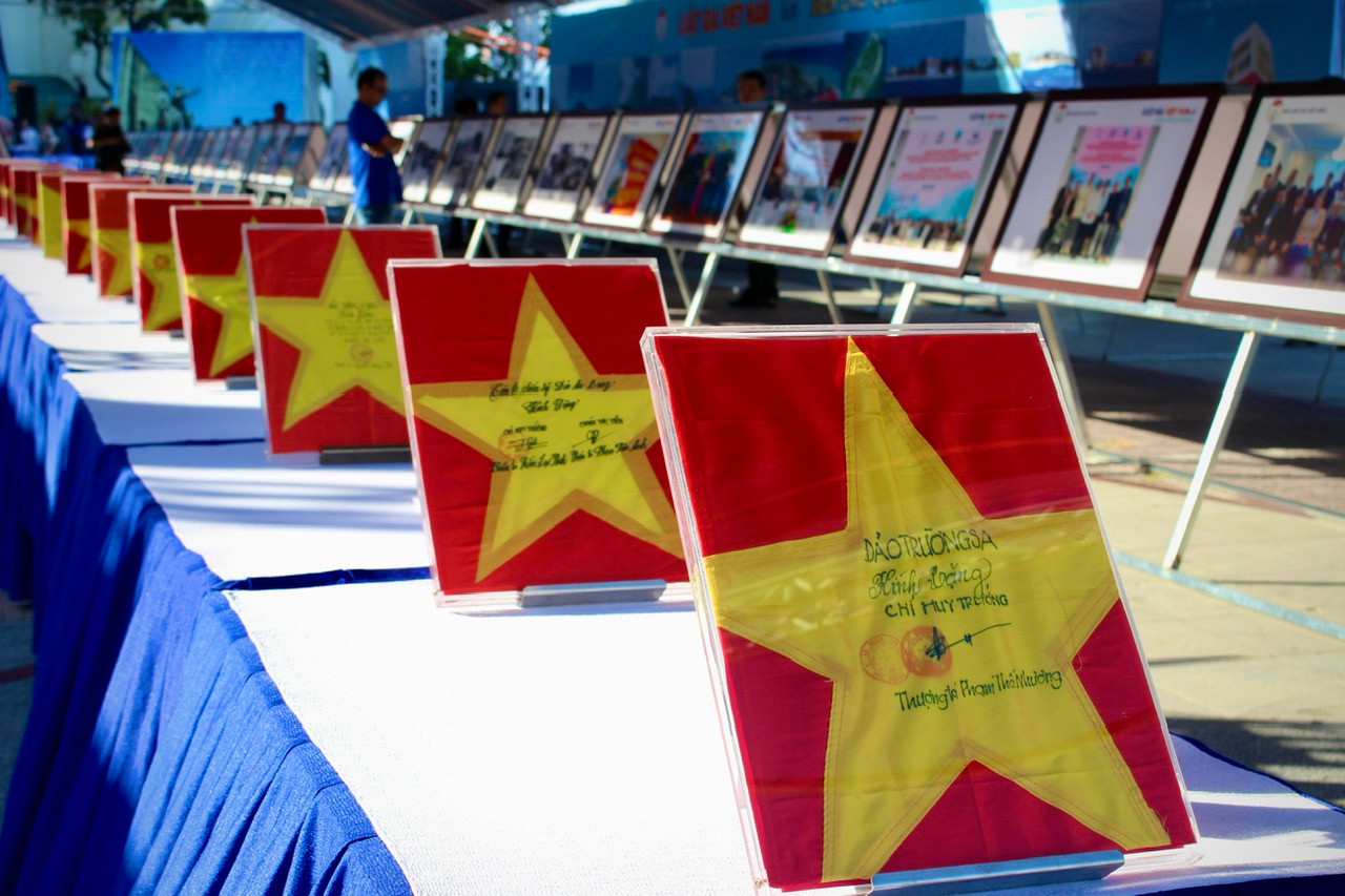 Những lá cờ Tổ quốc đã từng tung bay trên các đảo thuộc quần đảo Trường Sa.