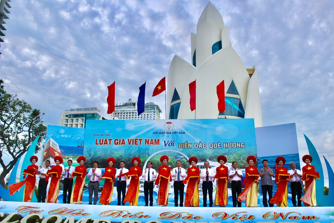 Chiều 2/7, tại TP Nha Trang, Hội Luật gia Việt Nam đã tổ chức khai mạc tuần lễ trưng bày ảnh Luật gia Việt Nam với biển đảo quê hương lần thứ 5.