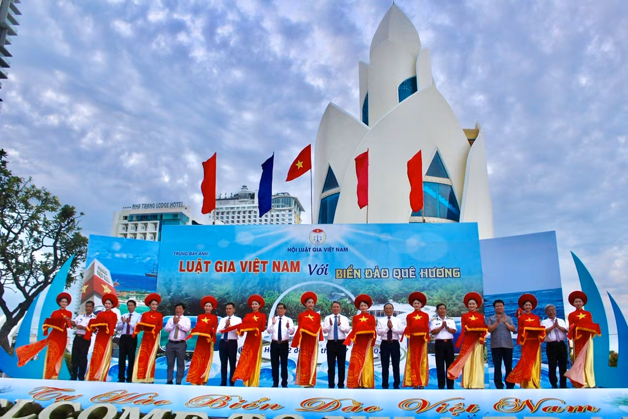 Chiều 2/7, tại TP Nha Trang, Hội Luật gia Việt Nam đã tổ chức khai mạc tuần lễ trưng bày ảnh Luật gia Việt Nam với biển đảo quê hương lần thứ 5.