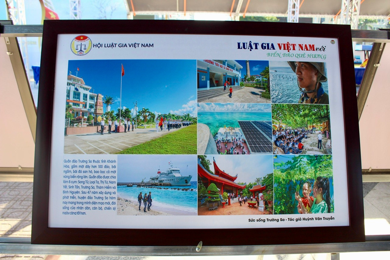 Bên cạnh đó, các tác phẩm ảnh trưng bày cũng phản ánh cuộc sống, vẻ đẹp tâm hồn của cán bộ, chiến sĩ, ngư dân và nhân dân huyện đảo Trường Sa dù khó khăn, vất vả, nguy hiểm song luôn kiên trì bảo vệ vùng trời, vùng biển của Tổ quốc.