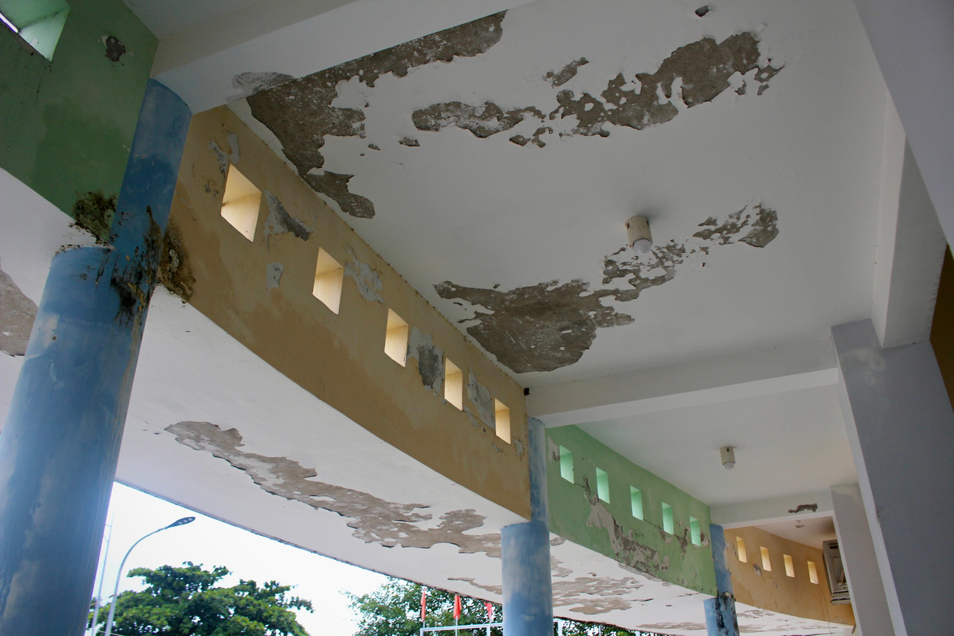 Trần nhà tầng 1 thấm dột nhiều nơi, mặt sơn bị bong tróc diện rộng. Trần nhà tầng 1 thấm dột nhiều nơi, mặt sơn bị bong tróc diện rộng.