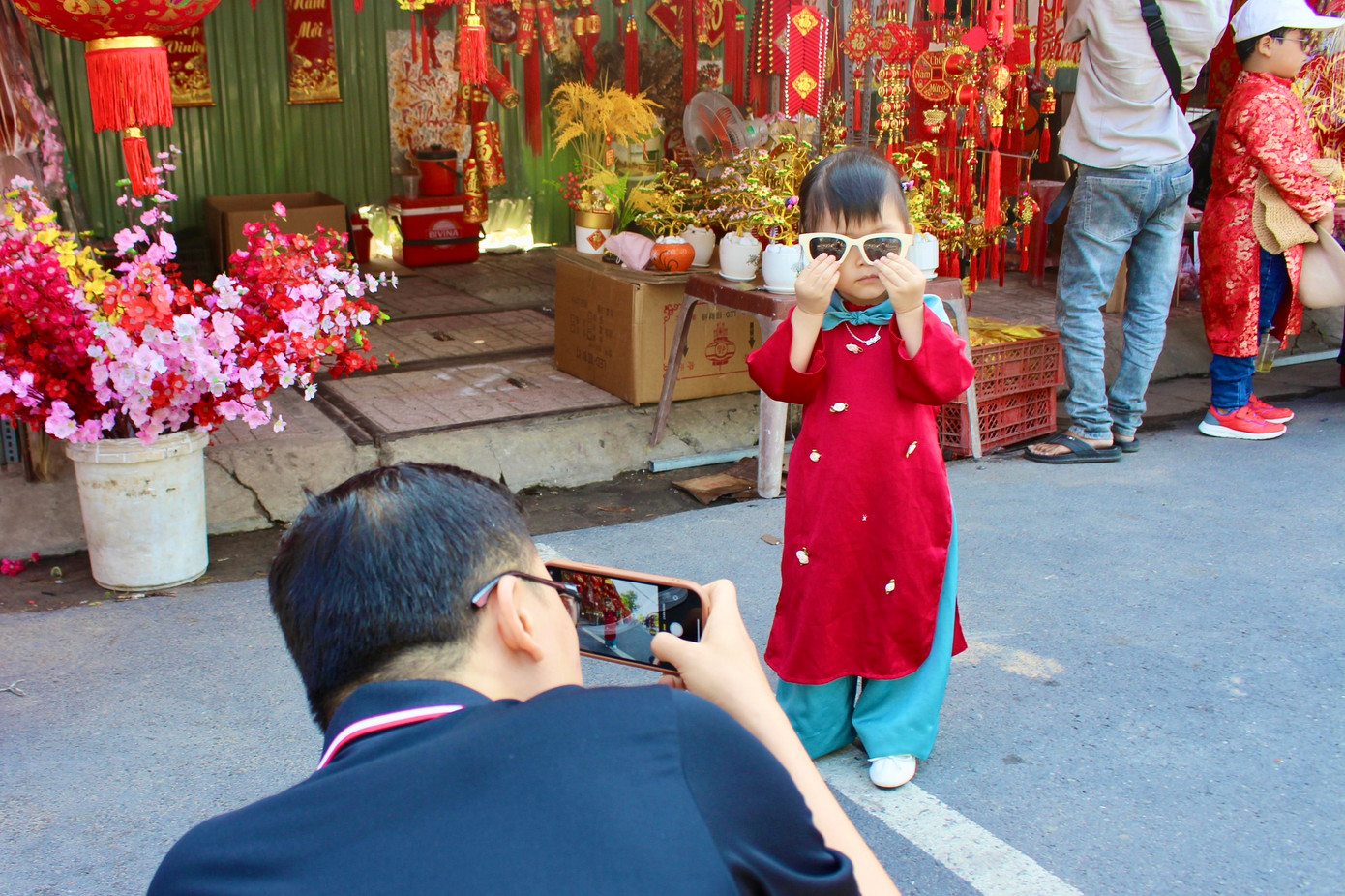 "Nàng thơ" nhí duyên dáng trong tà áo dài.