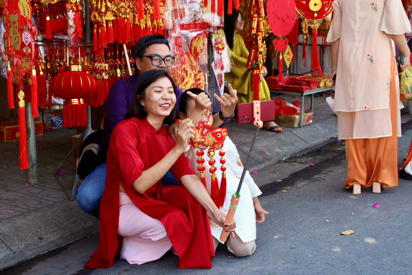 Một gia đình trang bị dụng cụ tự chụp ảnh để dễ dàng lưu giữ kỉ niệm.