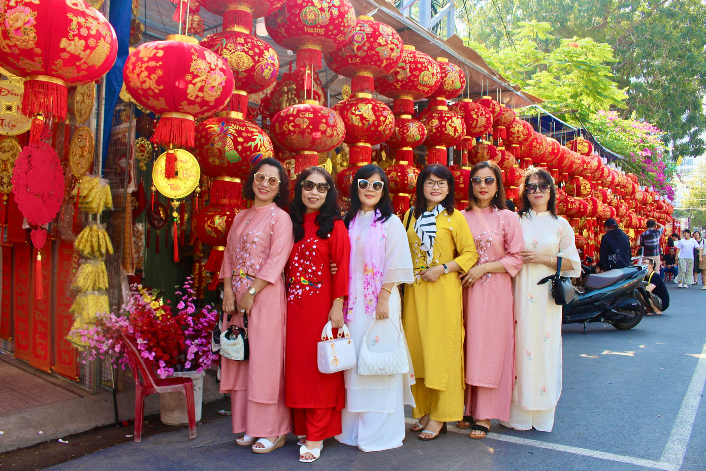 Mỗi dịp xuân về, chị Đoàn Thị Cung Ly (ở TP Nha Trang) cùng nhóm bạn lại ra khu vực này chụp ảnh. “Lồng đèn là một nét văn hóa đặc sắc của người Việt Nam và mang đậm không khí Tết, vì thế chúng tôi đều rất thích chụp ảnh tại đây”, chị Ly cho biết.