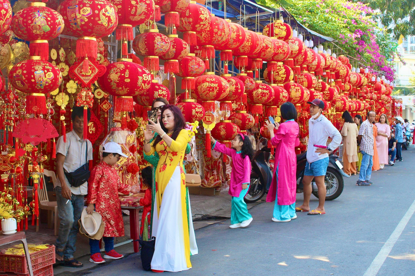 Từ sáng sớm, nhiều khu vực tại TP. Nha Trang trở nên nhộn nhịp, tấp nập hơn khi nhiều "nàng thơ" mọi lứa tuổi trong trang phục áo dài đủ màu sắc xuống phố chụp ảnh.