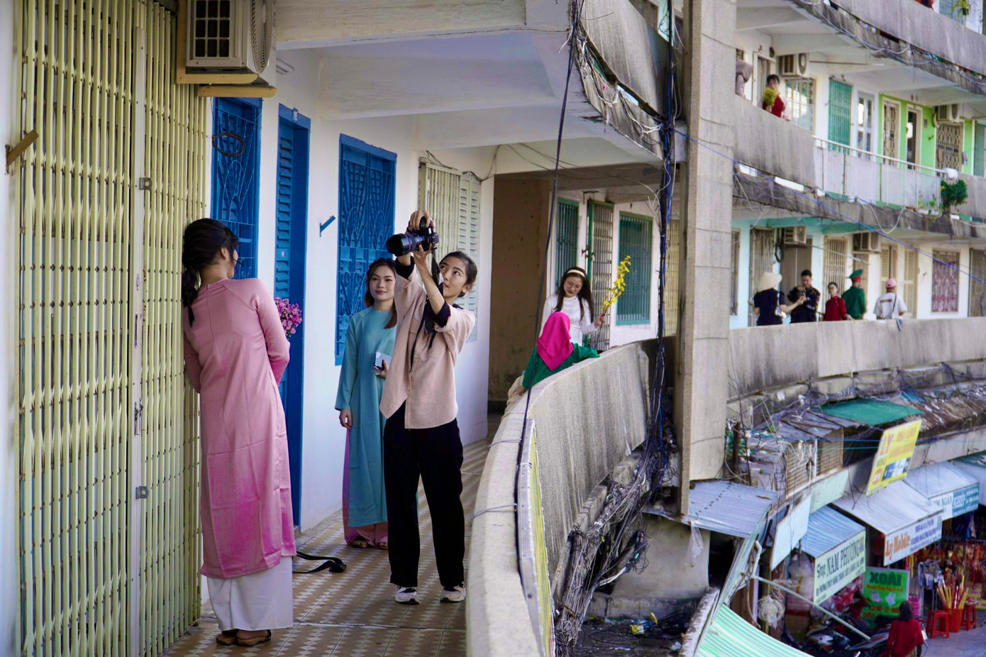 Chợ Đầm tròn với không gian cổ kính giữa lòng phố biển Nha Trang thu hút các bạn trẻ chụp ảnh phong cách xưa.