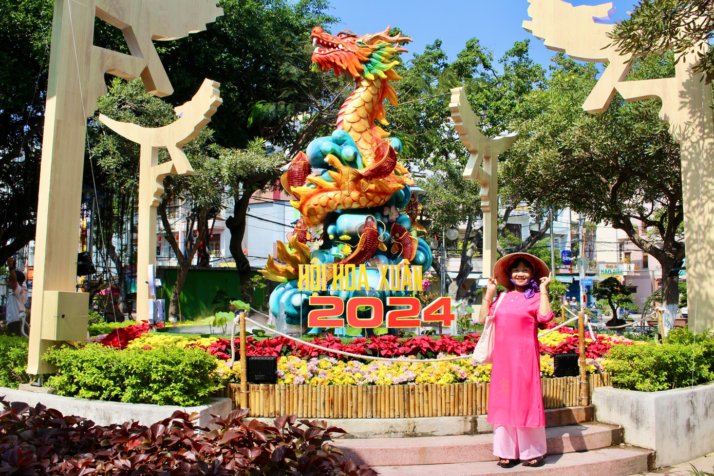 Thích thú thả dáng bên linh vật “cá chép hóa rồng”.