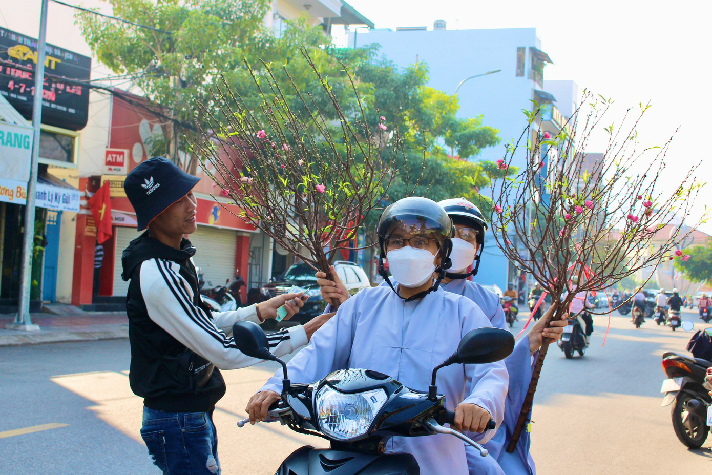 Những cành đào với mức giá khoảng 250.000 đồng được nhiều người “chốt đơn” hơn so với cúc, mai… vì giá hợp túi tiền mà lại lạ mắt.