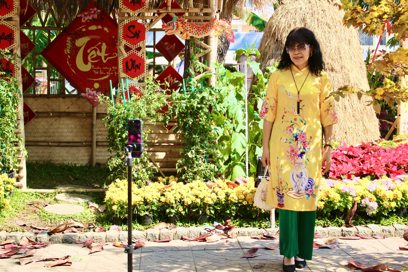 Chỉ cần một chiếc điện thoại và chân máy, người phụ nữ này đã có thể tự chụp những bức ảnh lung linh.