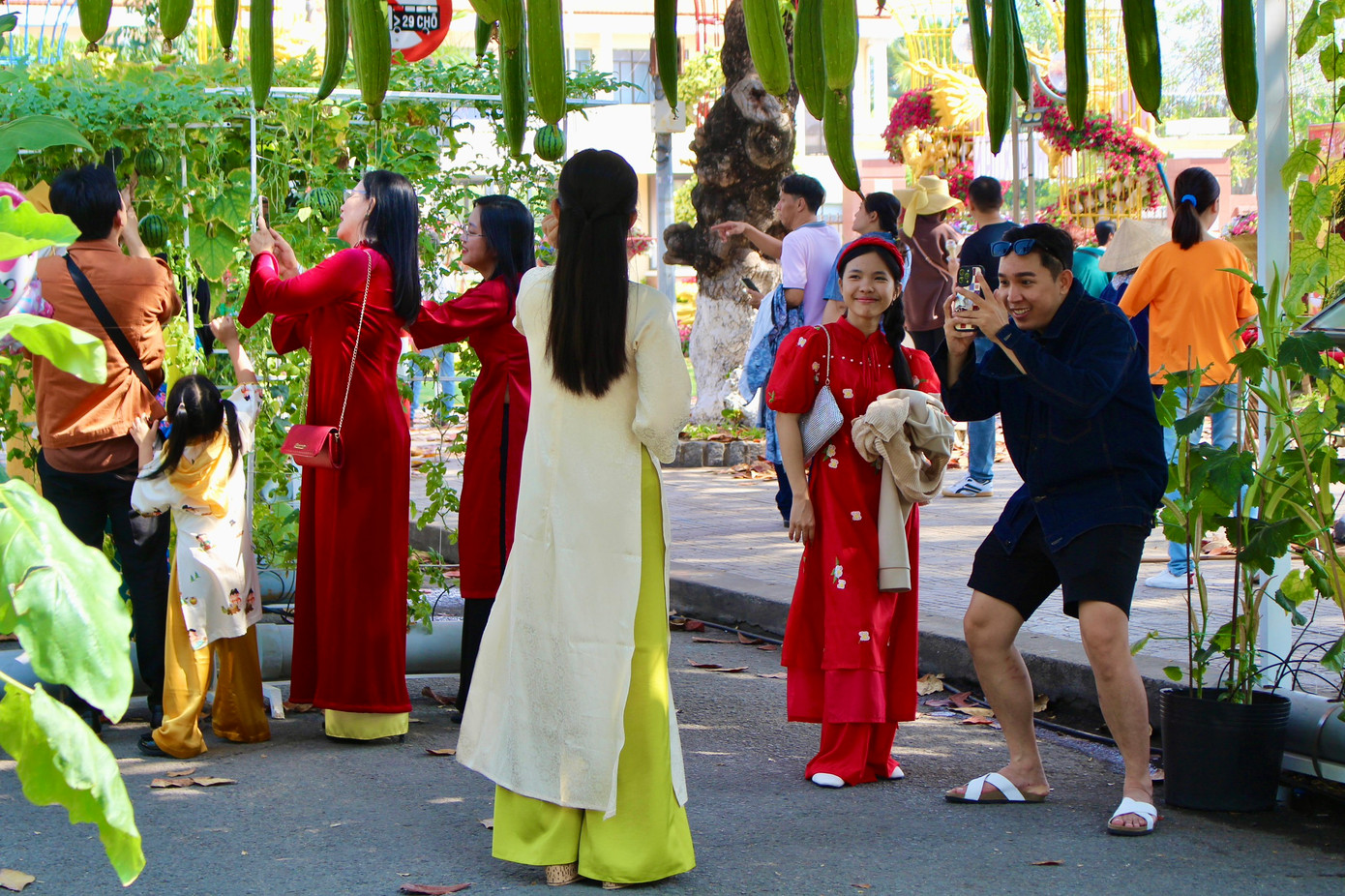 Tại Hội hoa xuân (công viên Yến Phi), một mét vuông có thể bắt gặp cả chục "nàng thơ" duyên dáng trong tà áo dài. Tất cả đều rạng rỡ đón xuân mới.