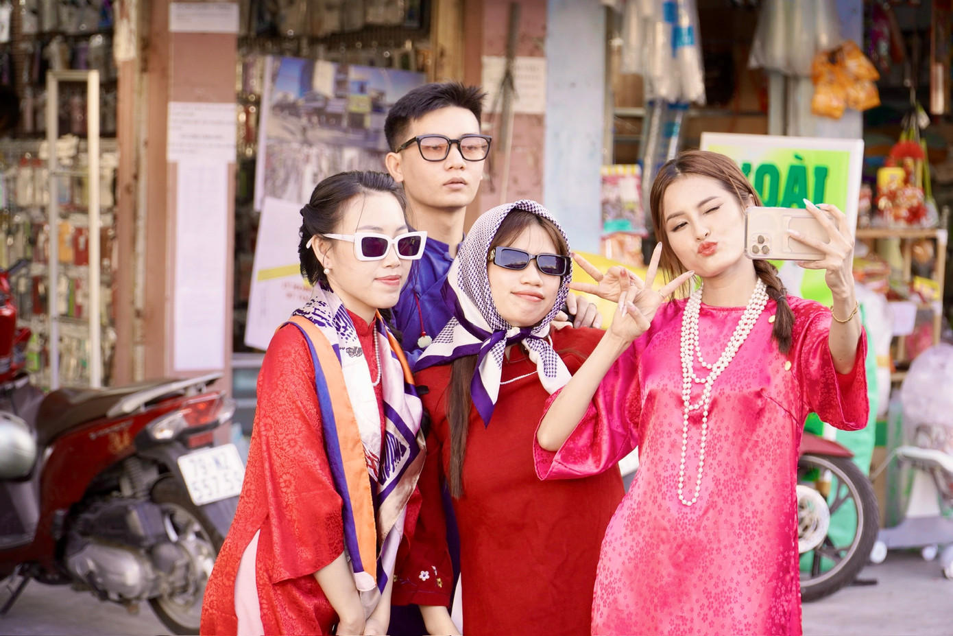 Không chỉ chụp những bộ ảnh duyên dáng, nhiều nhóm bạn trẻ cũng tinh nghịch với cách tạo dáng độc đáo, thú vị.