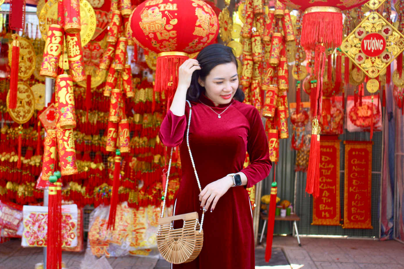 Khu vực ngã 6 với các gian hàng lồng đèn rực rỡ luôn là điểm chụp hình lý tưởng dịp Tết. Một số người mua vài món đồ trang trí để ủng hộ người bán. Các tiểu thương cũng khá dễ chịu khi có người đến chụp ảnh.