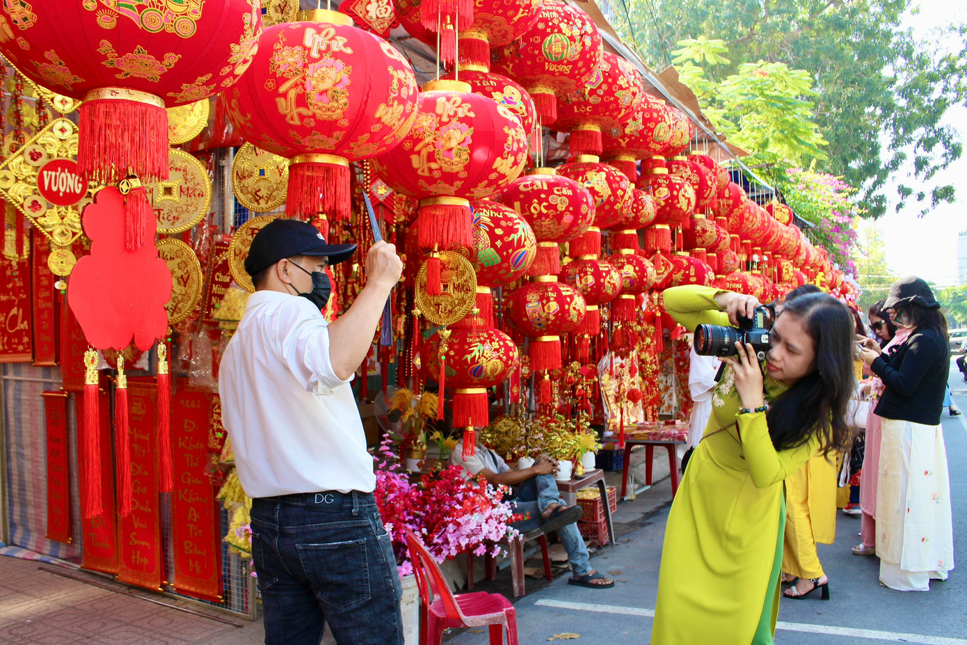 Các "nàng thơ" còn sẵn sàng hóa thân thành thợ chụp ảnh để ghi lại khoảnh khắc đón xuân cho bạn đồng hành.