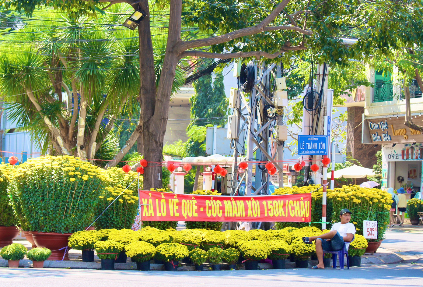 Mặt hàng không được ưa chuộng, một tiểu thương khác cũng treo tấm biển lớn với nội dung “xả lỗ về quê” nhằm thu hút người mua.