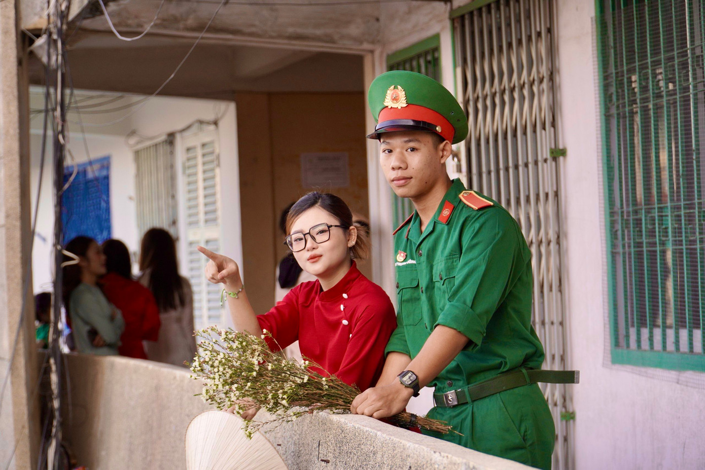 Các cặp đôi tranh thủ thời gian nghỉ Tết quý giá để lưu giữ những bức ảnh tình cảm.