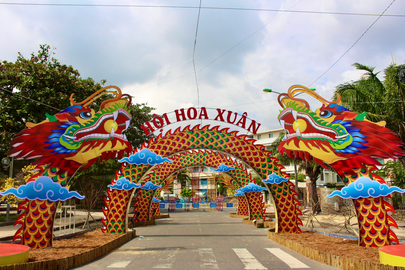 Cổng chào hình rồng uốn lượn đầy dũng mãnh tại Hội hoa xuân là một trong những điểm chụp ảnh Tết hút khách thời gian tới.