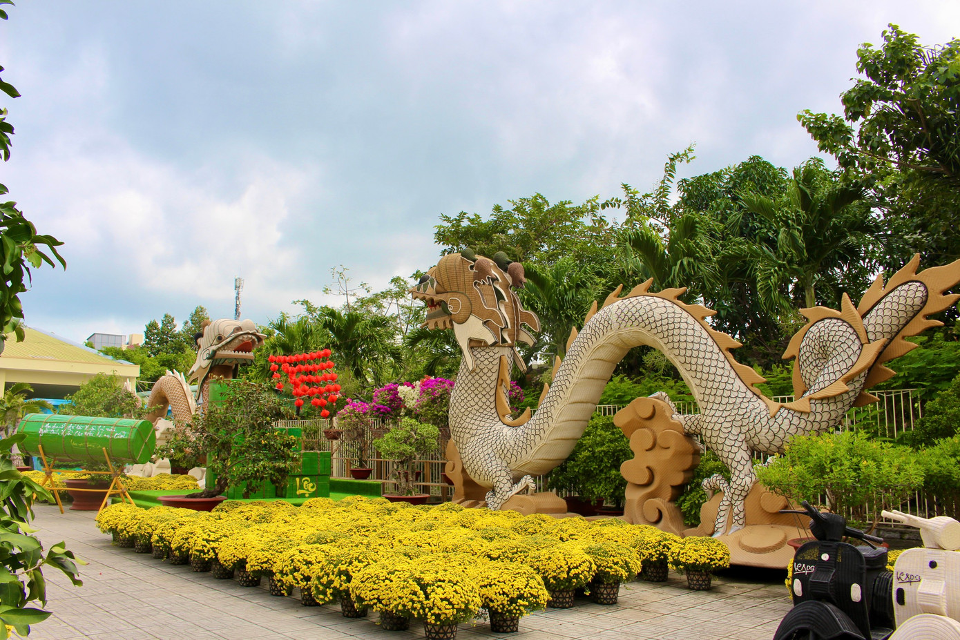 Làng nghề còn có 2 chú rồng được các nghệ nhân đan bằng sợi nhựa tổng hợp kỳ công.